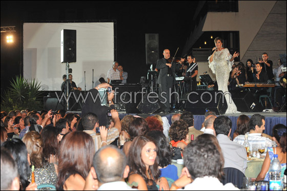 نائب لبناني يصعد إلى المسرح ويهدي نجوى كرم وردة حمراء!! صورة رقم 7