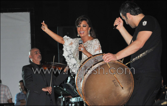 نائب لبناني يصعد إلى المسرح ويهدي نجوى كرم وردة حمراء!! صورة رقم 5