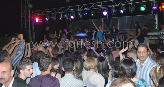 في حفل مميز.. دومينيك والديك يغنيا في حفل مميز.. دومينيك والديك يغنيا