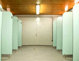 مدرس للرياضة البدنية يصور تلميذاته اثناء تبديلهن لملابسهن! صورة رقم 1 مدرس للرياضة البدنية يصور تلميذاته اثناء تبديلهن لملابسهن! صورة رقم 1