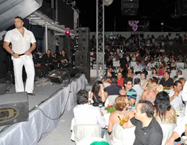 فارس كرم يدخل جمهوره التونسي في حالة هستيريا! صورة رقم 1 فارس كرم يدخل جمهوره التونسي في حالة هستيريا! صورة رقم 1