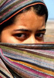 أجبرت على السير منزوعة وتعرضت للتحرشات بسبب علاقة حب! صورة رقم 1