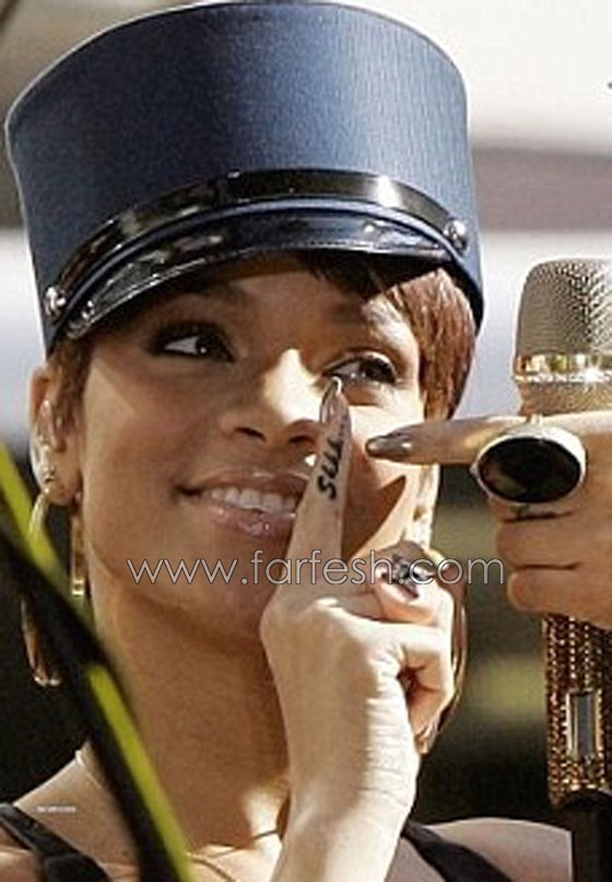 ريهانا مهووسة التاتوو تضيف تاتوو جديد لجسدها!  صورة رقم 8