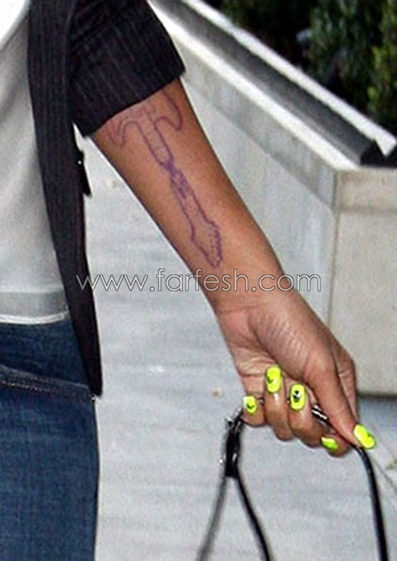 ريهانا مهووسة التاتوو تضيف تاتوو جديد لجسدها!  صورة رقم 6