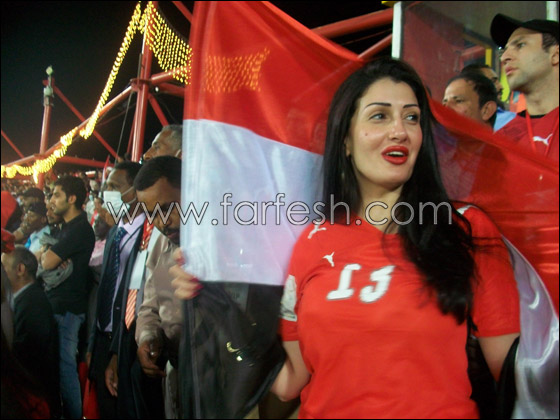 غادة عبد الرازق تخطف الأنظار بارتدائها قميص المنتخب المصري صورة رقم 1