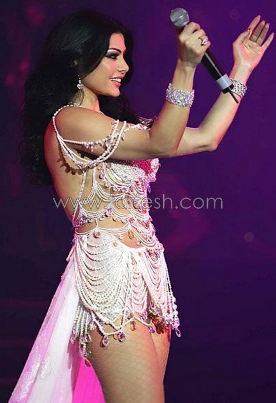 هيفاء وهبي تمضي رمضان بالصلاة وقراءة القرآن!  صورة رقم 10