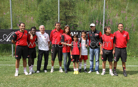 زوجة راغب علامة تلعب الكرة مع ابنيها على ملعب آسي ميلان  صورة رقم 6