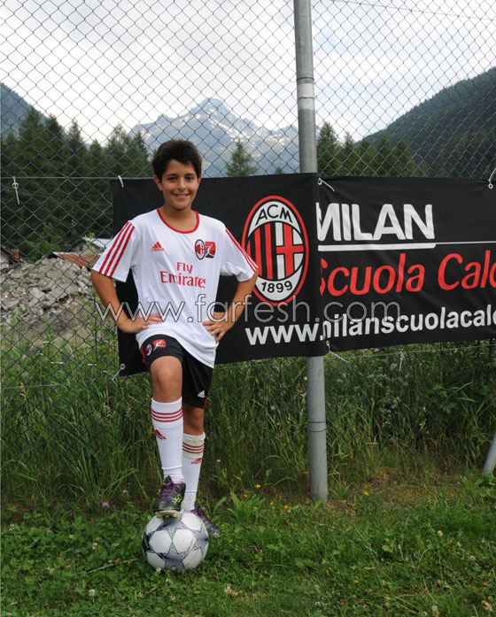 زوجة راغب علامة تلعب الكرة مع ابنيها على ملعب آسي ميلان  صورة رقم 5