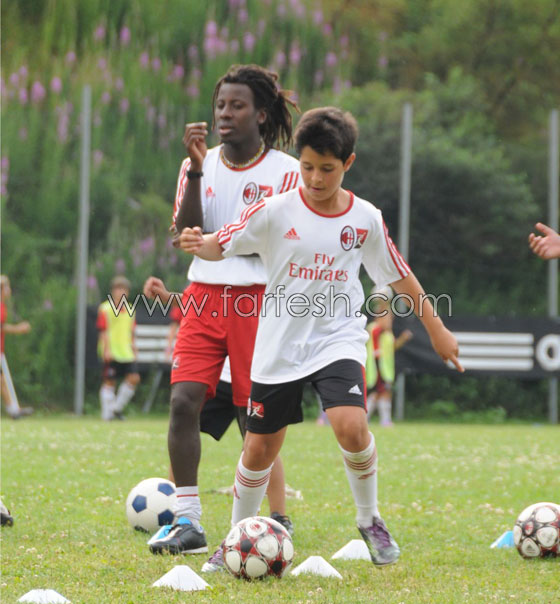 زوجة راغب علامة تلعب الكرة مع ابنيها على ملعب آسي ميلان  صورة رقم 8