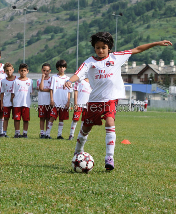 زوجة راغب علامة تلعب الكرة مع ابنيها على ملعب آسي ميلان  صورة رقم 7