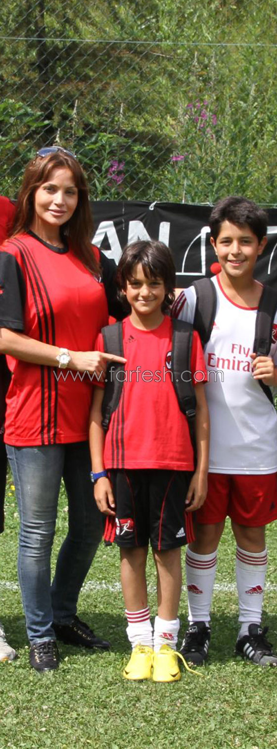 زوجة راغب علامة تلعب الكرة مع ابنيها على ملعب آسي ميلان  صورة رقم 1