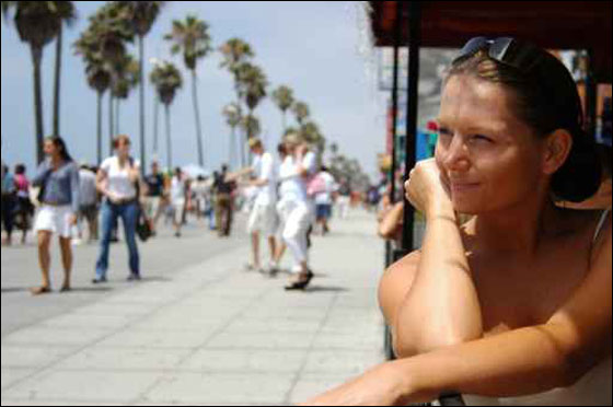 سائحين دنماركيين تجولا عاريين في باريس فالقي القبض عليهما! صورة رقم 1