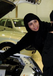 السعوديات: إما أن تسمحوا لنا بقيادة السيارات أو سنرضع الأجانب صورة رقم 1