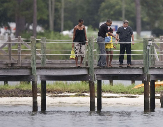 أوباما يسبح مع ابنته في خليج المكسيك ليقول: الكارثة انتهت!  صورة رقم 6