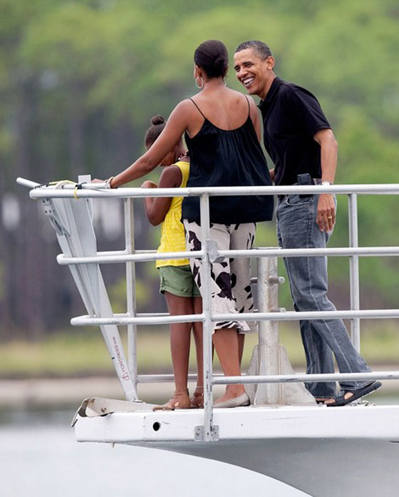 أوباما يسبح مع ابنته في خليج المكسيك ليقول: الكارثة انتهت!  صورة رقم 9