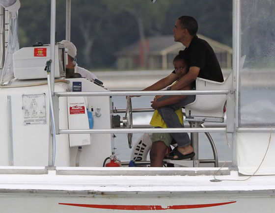 أوباما يسبح مع ابنته في خليج المكسيك ليقول: الكارثة انتهت!  صورة رقم 4