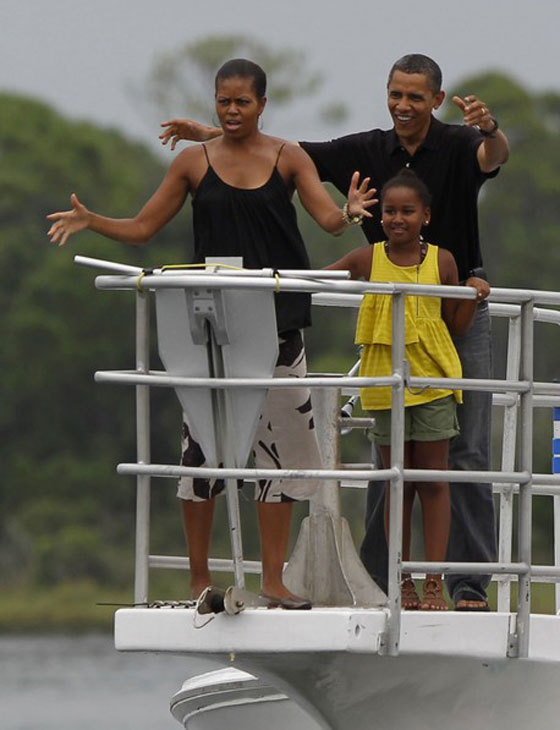 أوباما يسبح مع ابنته في خليج المكسيك ليقول: الكارثة انتهت!  صورة رقم 8