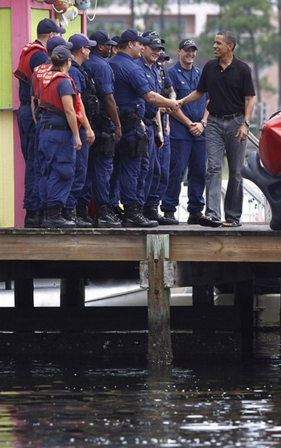 أوباما يسبح مع ابنته في خليج المكسيك ليقول: الكارثة انتهت!  صورة رقم 10