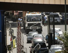 ملصقات تسخر من سيدات الشرطة الاسبانية توقد نارا على الحدود! صورة رقم 1