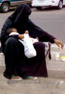 نقف بالطريق وفجأة.. متسولة ترمي بطفلها على عامود الانارة!!! صورة رقم 1 نقف بالطريق وفجأة.. متسولة ترمي بطفلها على عامود الانارة!!! صورة رقم 1