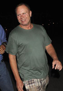 المضيف الذي قفز من الطائرة بين الشهرة واحتمال السجن صورة رقم 1 المضيف الذي قفز من الطائرة بين الشهرة واحتمال السجن صورة رقم 1