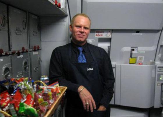 المضيف الذي قفز من الطائرة بين الشهرة واحتمال السجن صورة رقم 2 المضيف الذي قفز من الطائرة بين الشهرة واحتمال السجن صورة رقم 2