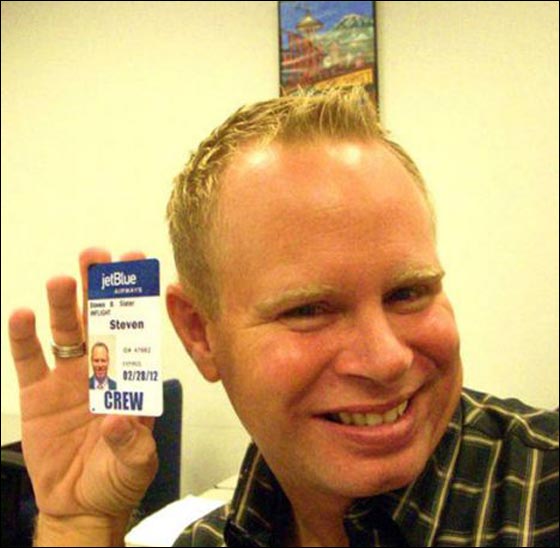 المضيف الذي قفز من الطائرة بين الشهرة واحتمال السجن صورة رقم 7 المضيف الذي قفز من الطائرة بين الشهرة واحتمال السجن صورة رقم 7