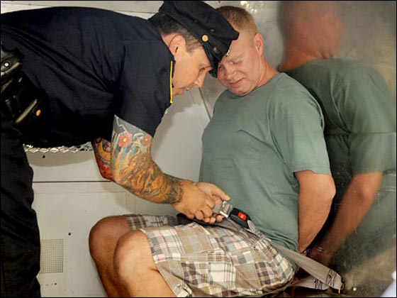 المضيف الذي قفز من الطائرة بين الشهرة واحتمال السجن صورة رقم 3 المضيف الذي قفز من الطائرة بين الشهرة واحتمال السجن صورة رقم 3