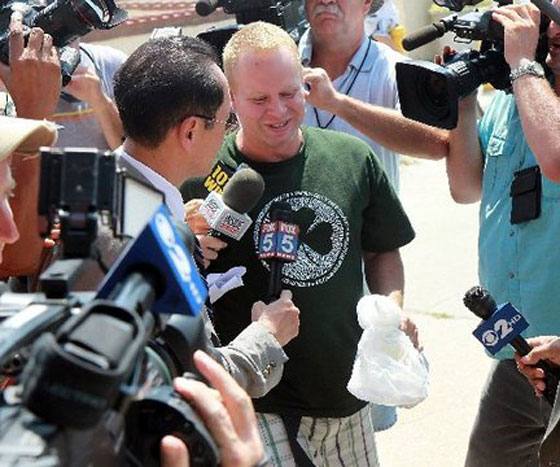 المضيف الذي قفز من الطائرة بين الشهرة واحتمال السجن صورة رقم 4 المضيف الذي قفز من الطائرة بين الشهرة واحتمال السجن صورة رقم 4