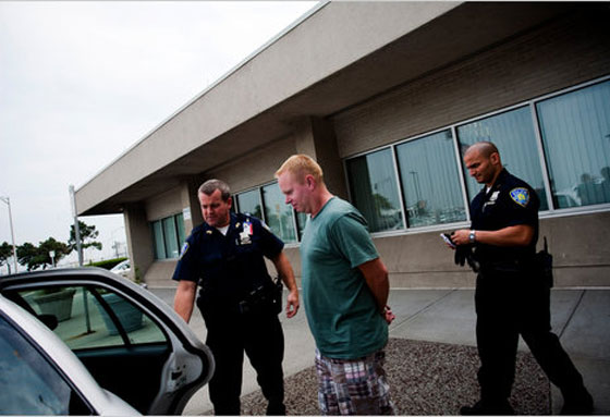 المضيف الذي قفز من الطائرة بين الشهرة واحتمال السجن صورة رقم 5 المضيف الذي قفز من الطائرة بين الشهرة واحتمال السجن صورة رقم 5