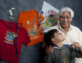 طفل مصري يجوب العالم ليزرع أعلام أمريكا في 24 دولة! صورة رقم 1 طفل مصري يجوب العالم ليزرع أعلام أمريكا في 24 دولة! صورة رقم 1