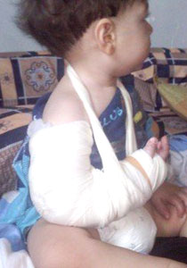 جنود الاحتلال يكسرون يد رضيع وينكلون بوالدته على الحاجز! صورة رقم 1 جنود الاحتلال يكسرون يد رضيع وينكلون بوالدته على الحاجز! صورة رقم 1