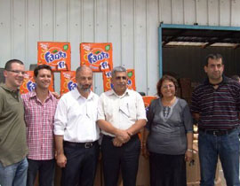  فانتا في نشاط خاص بالشهر الكريم: توزيع المئات من قناني فانتا على العائلات المحتاجة صورة رقم 1