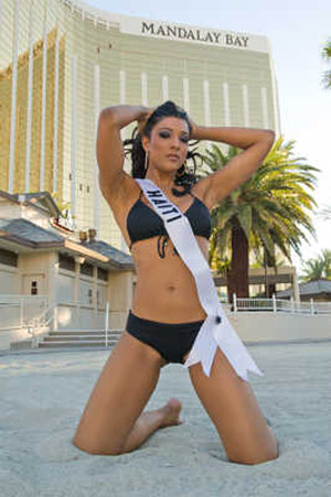 موجة غضب نتيجة الرسم على اجساد ملكات الكون عاريات!!        صورة رقم 10