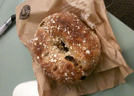 طرد محاضرة أمريكية من مقهى بسبب معجنات الـ