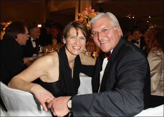 زوجة زعيم المعارضة الالماني تحتاج إلى كلية.. والمتبرع زوجها  صورة رقم 3