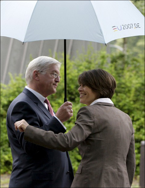 زوجة زعيم المعارضة الالماني تحتاج إلى كلية.. والمتبرع زوجها  صورة رقم 11