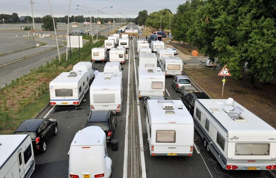 بعد تهجيرهم.. قس يصلي من أجل إصابة ساركوزي بأزمة قلبية  صورة رقم 3