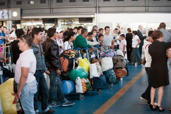 بعد تهجيرهم.. قس يصلي من أجل إصابة ساركوزي بأزمة قلبية  صورة رقم 6