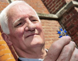 بعد تهجيرهم.. قس يصلي من أجل إصابة ساركوزي بأزمة قلبية  صورة رقم 1