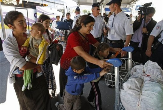 بعد تهجيرهم.. قس يصلي من أجل إصابة ساركوزي بأزمة قلبية  صورة رقم 10