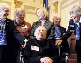 تكريم 5 سيدات قدن طائرات حربية في الحرب العالمية الثانية! صورة رقم 1