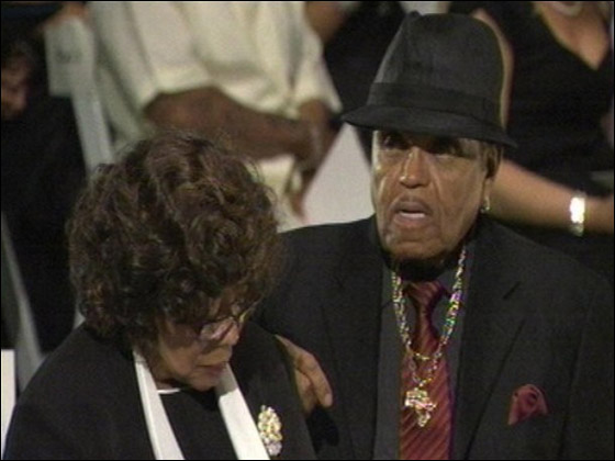 بعد 60 عاما من الزواج.. والدا مايكل جاكسون ينفصلان!!  صورة رقم 2