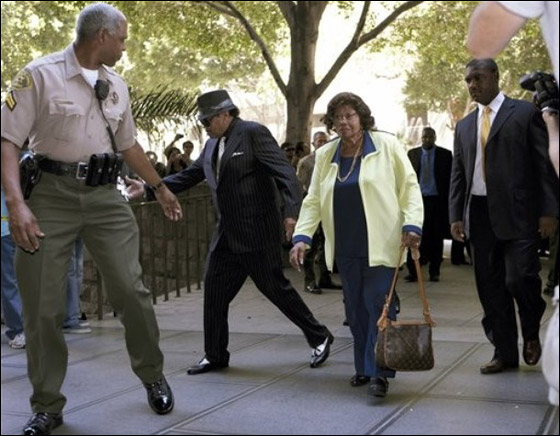 بعد 60 عاما من الزواج.. والدا مايكل جاكسون ينفصلان!!  صورة رقم 12