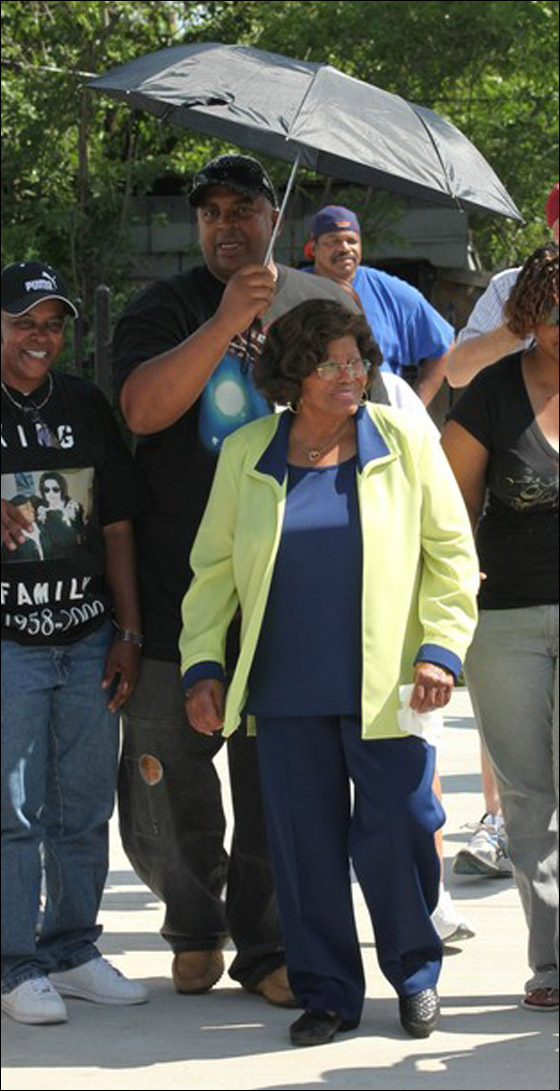 بعد 60 عاما من الزواج.. والدا مايكل جاكسون ينفصلان!!  صورة رقم 13