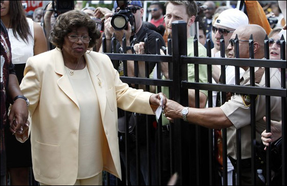 بعد 60 عاما من الزواج.. والدا مايكل جاكسون ينفصلان!!  صورة رقم 5