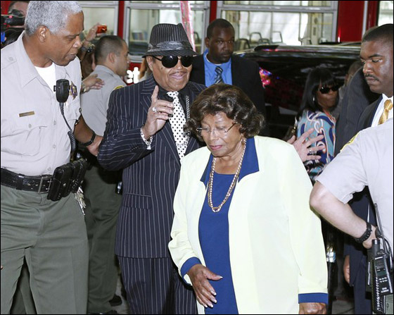 بعد 60 عاما من الزواج.. والدا مايكل جاكسون ينفصلان!!  صورة رقم 8