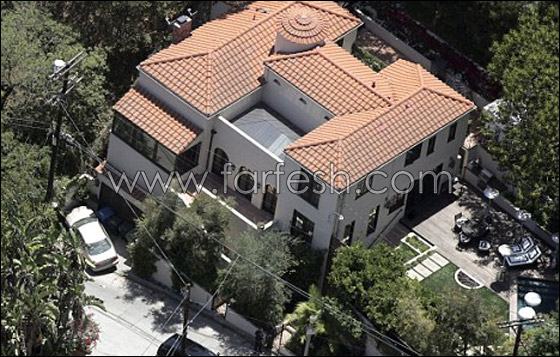 رجل يلوح بسكينين يحاول اقتحام منزل هيلتون!   صورة رقم 2