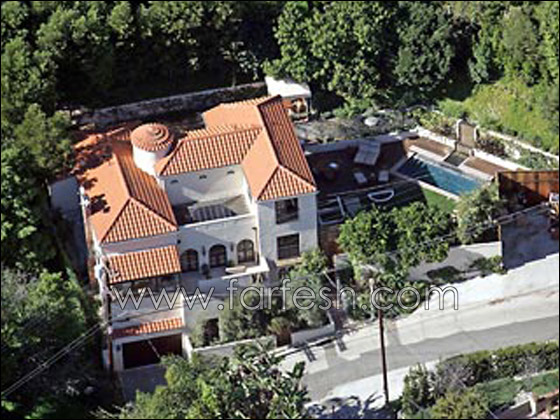 رجل يلوح بسكينين يحاول اقتحام منزل هيلتون!   صورة رقم 3