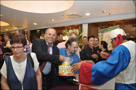 شتراوس تُفاجئ المشاركين في الإفطار الرمضاني الذي أقامَهُ 